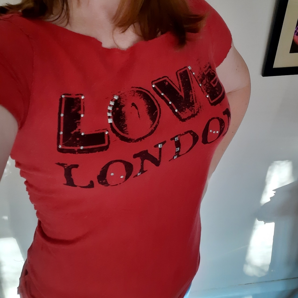Very cute red London top in very good condition